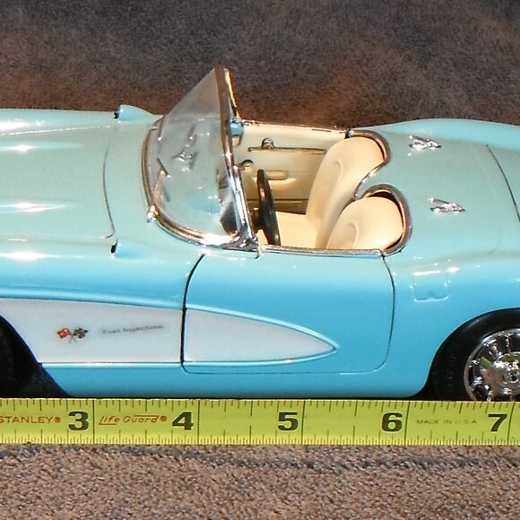1957 CHEVROLET CORVETTE CONVERTIBLE BY ROAD TOUGH 1/18 SCALE DIE-CAST METAL - Picture 1 of 6